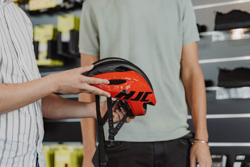Helme und vielfältiges Zubehör gibt es in unserem Laden und Online-Shop.